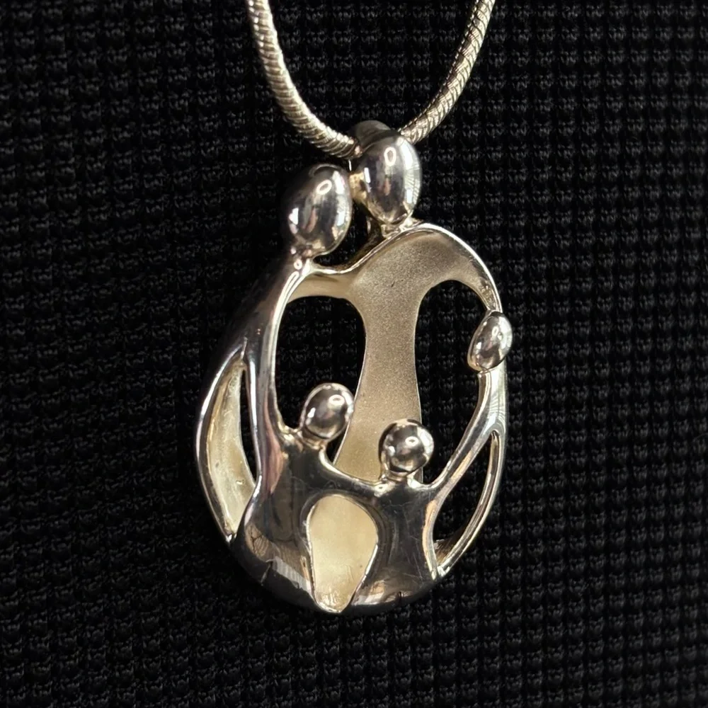 Family of Five Pendant Necklace .925 Sterling Silver Parents & Three Children‎